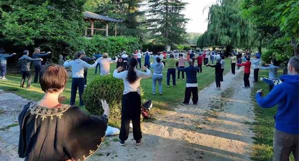 Grup duke bërë ushtrime qigong në një park